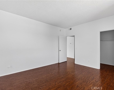 4441 Woodman Avenue - Photo Thumbnail 16