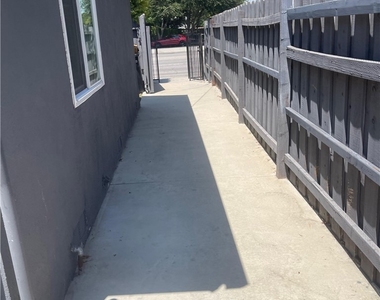 7024 Wilbur Ave - Photo Thumbnail 12