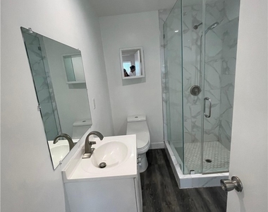 7024 Wilbur Ave - Photo Thumbnail 15