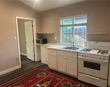 7024 Wilbur Ave - Photo Thumbnail 1