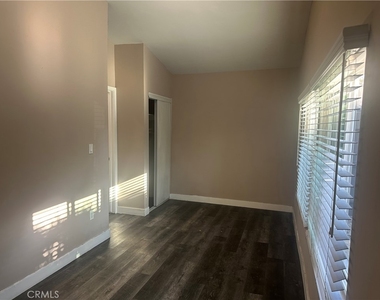 7024 Wilbur Ave - Photo Thumbnail 4