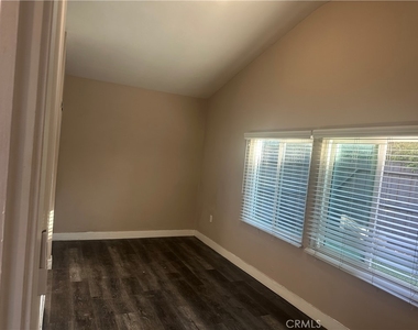 7024 Wilbur Ave - Photo Thumbnail 6