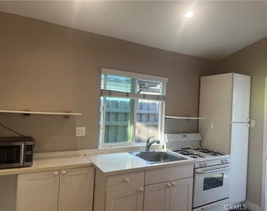 7024 Wilbur Ave - Photo Thumbnail 3