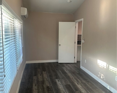 7024 Wilbur Ave - Photo Thumbnail 5