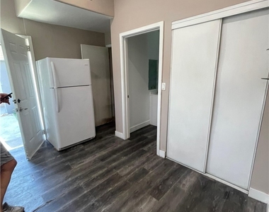 7024 Wilbur Ave - Photo Thumbnail 13