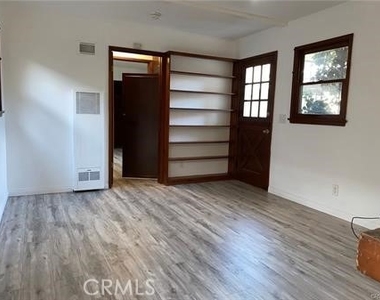 4845 1/2 Agnes Avenue - Photo Thumbnail 4