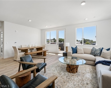 2475 Victoria Avenue - Photo Thumbnail 1