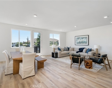 2475 Victoria Avenue - Photo Thumbnail 2