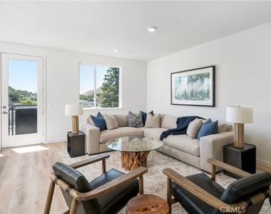 2475 Victoria Avenue - Photo Thumbnail 4