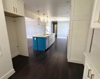 330 Berry Avenue - Photo Thumbnail 2