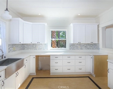 3894 Pine Street - Photo Thumbnail 8