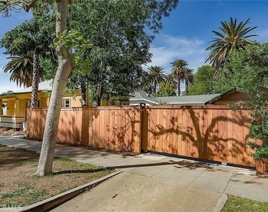 3894 Pine Street - Photo Thumbnail 3