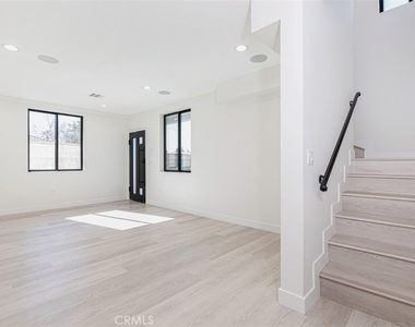 7446 Mammoth Avenue - Photo Thumbnail 12