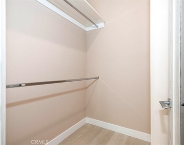7446 Mammoth Avenue - Photo Thumbnail 15