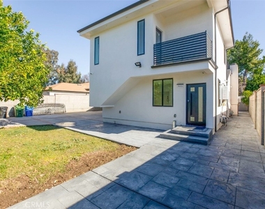 7446 Mammoth Avenue - Photo Thumbnail 4