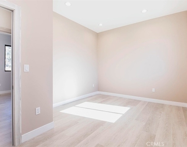 7446 Mammoth Avenue - Photo Thumbnail 14