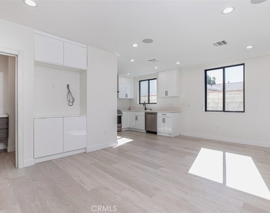 7446 Mammoth Avenue - Photo Thumbnail 9