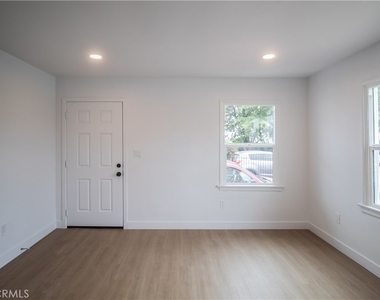 2214 Continental Avenue - Photo Thumbnail 2