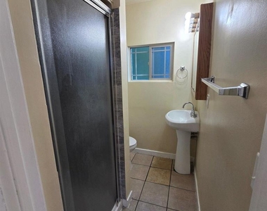 2347 Roosevelt Avenue - Photo Thumbnail 4