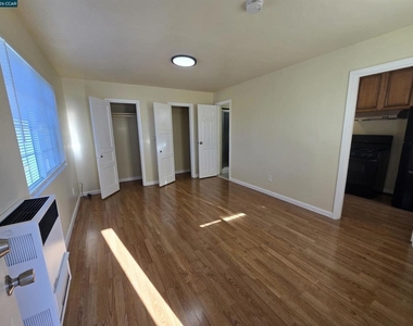 2347 Roosevelt Avenue - Photo Thumbnail 2