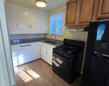 2347 Roosevelt Avenue - Photo Thumbnail 5
