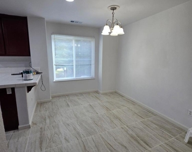 223 Santa Barbara St - Photo Thumbnail 4