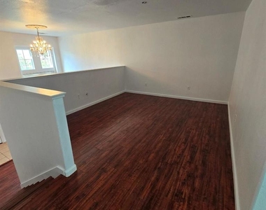 223 Santa Barbara St - Photo Thumbnail 3