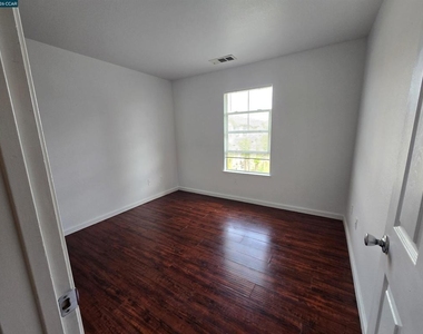 223 Santa Barbara St - Photo Thumbnail 11