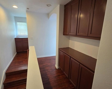 223 Santa Barbara St - Photo Thumbnail 9