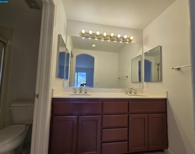 223 Santa Barbara St - Photo Thumbnail 7