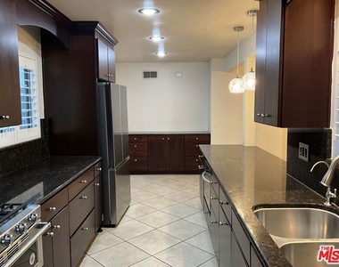 2963 Glencrest Street - Photo Thumbnail 4