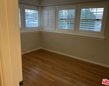 2963 Glencrest Street - Photo Thumbnail 5