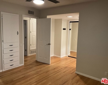 2963 Glencrest Street - Photo Thumbnail 9