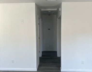 1037 E 50th Street - Photo Thumbnail 10
