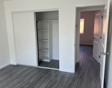 1037 E 50th Street - Photo Thumbnail 3