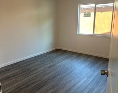 1037 E 50th Street - Photo Thumbnail 4
