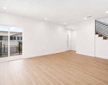 2115 1/2 Beachwood Terrace - Photo Thumbnail 6