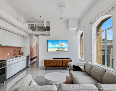 6253 Hollywood Boulevard - Photo Thumbnail 6