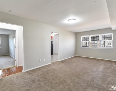 204 College Drive - Photo Thumbnail 4