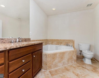 8032 Reserve Way - Photo Thumbnail 11