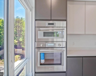 228 Glebe Road W - Photo Thumbnail 6