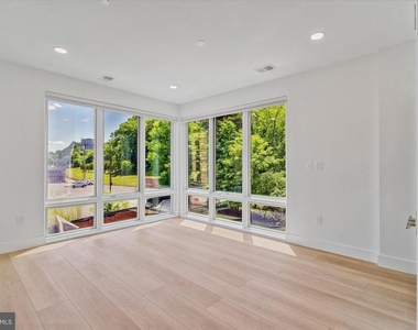 228 Glebe Road W - Photo Thumbnail 11