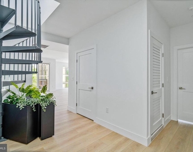 228 Glebe Road W - Photo Thumbnail 2