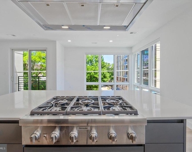 228 Glebe Road W - Photo Thumbnail 7
