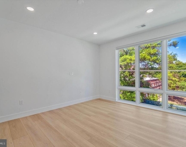 228 Glebe Road W - Photo Thumbnail 8