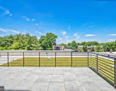 228 Glebe Road W - Photo Thumbnail 4