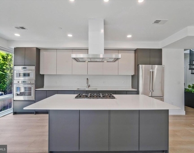 228 Glebe Road W - Photo Thumbnail 5