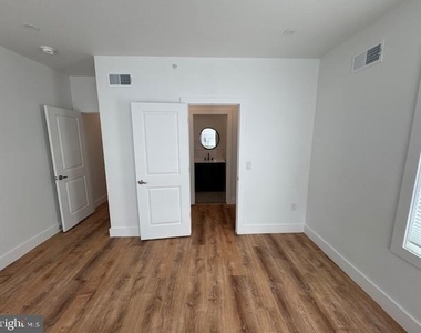 442 W Queen Lane - Photo Thumbnail 26