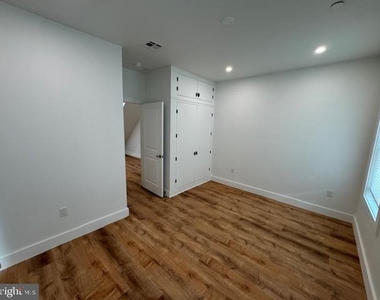 442 W Queen Lane - Photo Thumbnail 12
