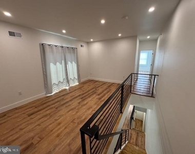 442 W Queen Lane - Photo Thumbnail 14